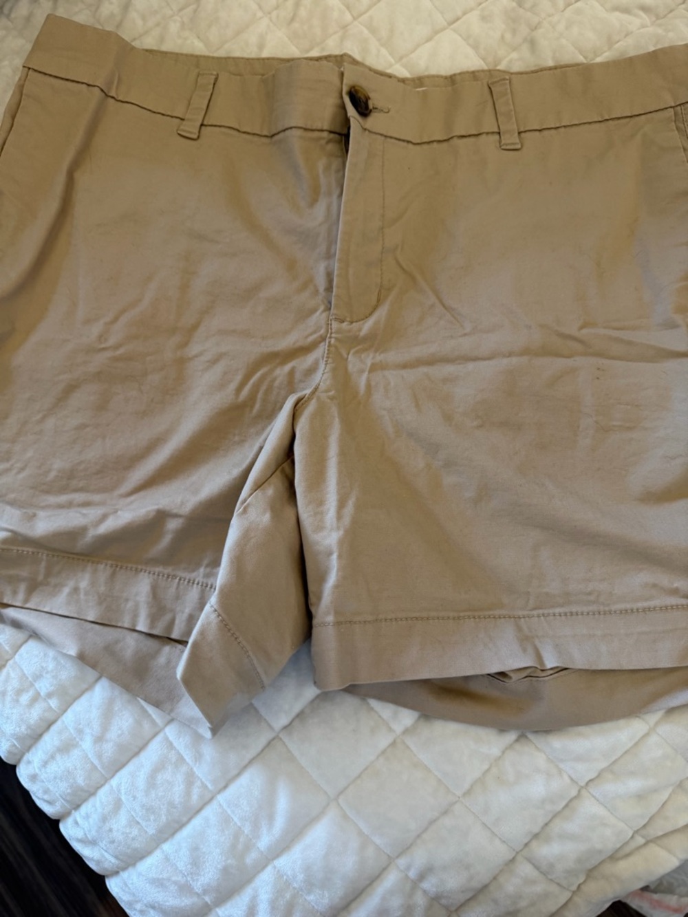 NWOT lightweight Old Navy khaki Everyday Shorts front/back pockets, size 14